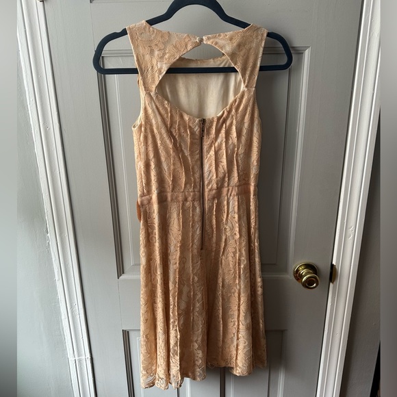 Miss Sixty peach lace sundial/seashell keyhole dress size 0 but fits like a 2 🐚 - Picture 4 of 6